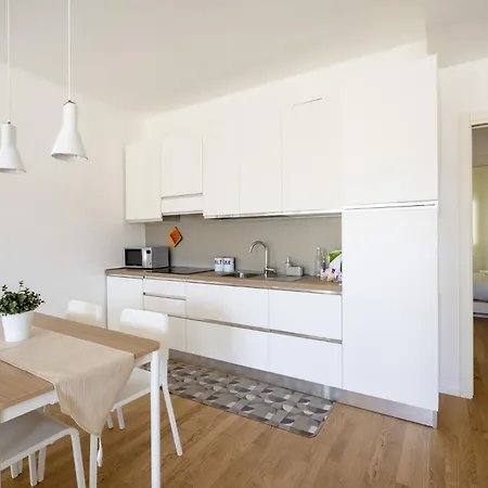 Sea Breeze Апартаменти Барі